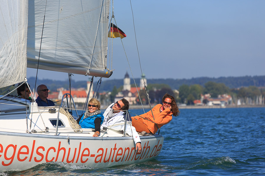 Gemeinsames Segeln auf einem Schulungsboot vor Lindau